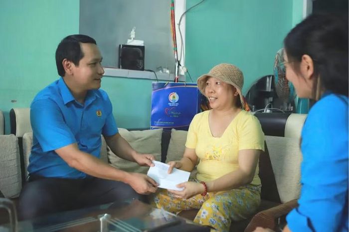  Lãnh đạo Liên đoàn Lao động tỉnh Gia Lai thăm hỏi, trao kinh phí hỗ trợ chị Nguyễn Thị Mỹ Lành, công nhân Công ty Cổ phần May Bình Định. Ảnh: ĐVCC 