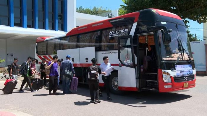 Các thí sinh lên xe về khách sạn nghỉ ngơi sau hành trình di chuyển khá dài. Ảnh: Thanh Sáng