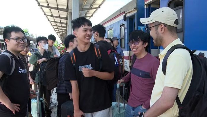 Các thí sinh nhanh chóng bắt chuyện, làm quen với nhau. Ảnh: Thanh Sáng