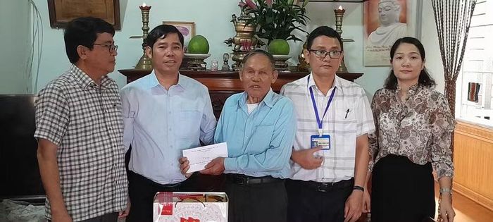  Phó Chủ tịch Thường trực Ủy ban MTTQ Việt Nam tỉnh Trần Minh Sơn (thứ 2 từ trái sang) tặng quà cho thương binh Lê Tiến Mật (thôn 3, xã Biển Hồ). Ảnh: Duy Linh 