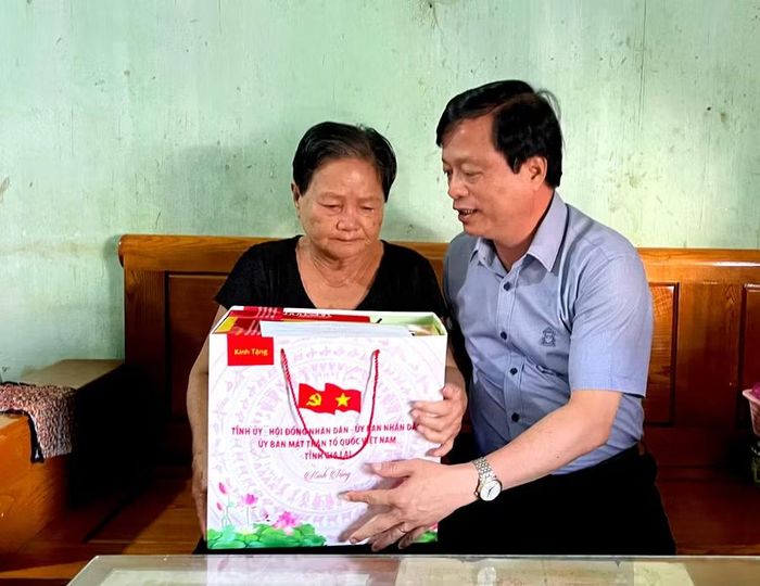 Phó Chủ tịch Thường trực UBND tỉnh Nguyễn Tuấn Thanh tặng quà cho thương binh Nguyễn Thị Lan (xã Bình Dương). Ảnh: Nhật Trường