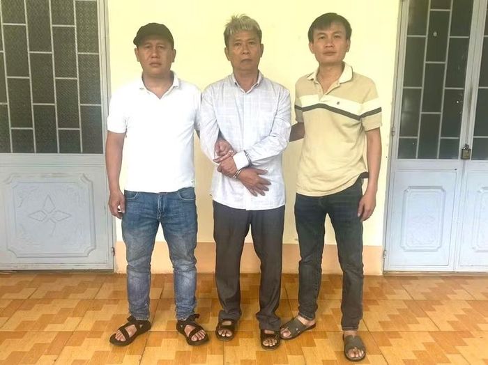 Đối tượng Thụ (giữa) bị bắt sau 32 năm lẩn trốn. Ảnh: Văn Hiền