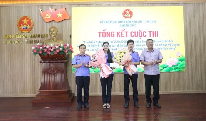  2 cá nhân đến từ tỉnh Đắk Lắk đạt giải nhất của cuộc thi. Ảnh: Văn Ngọc 