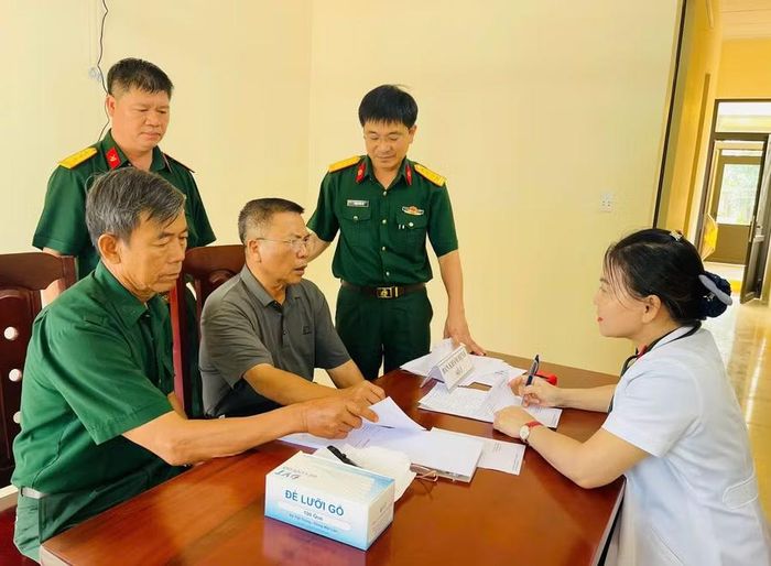 Các y, bác sĩ tận tình thăm hỏi, khám sức khỏe cho thương bệnh binh. Ảnh: P.D