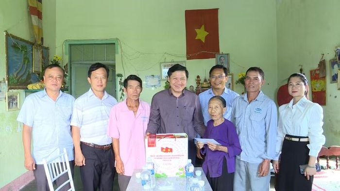  Phó Chủ tịch Thường trực HĐND tỉnh Trương Văn Đạt (thứ 4 từ trái sang) thăm, động viên tinh thần bà Nguyễn Thị Lê (thân nhân liệt sĩ tại xã Ia Hiao). Ảnh: Phi Long 