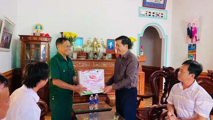  Phó Chủ tịch Thường trực HĐND tỉnh Trương Văn Đạt (bên phải) tặng quà động viên bệnh binh Lê Trọng Phương (xã Pờ Tó). Ảnh: Phi Long 