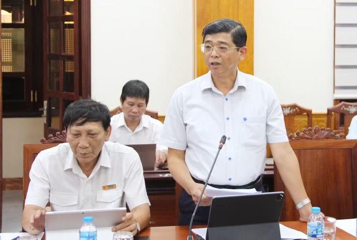  Phó Giám đốc Sở Nông nghiệp và Môi trường Trần Đình Chương giải trình, cung cấp thông tin về một số nội dung cho đoàn khảo sát. Ảnh: Trọng Lợi 