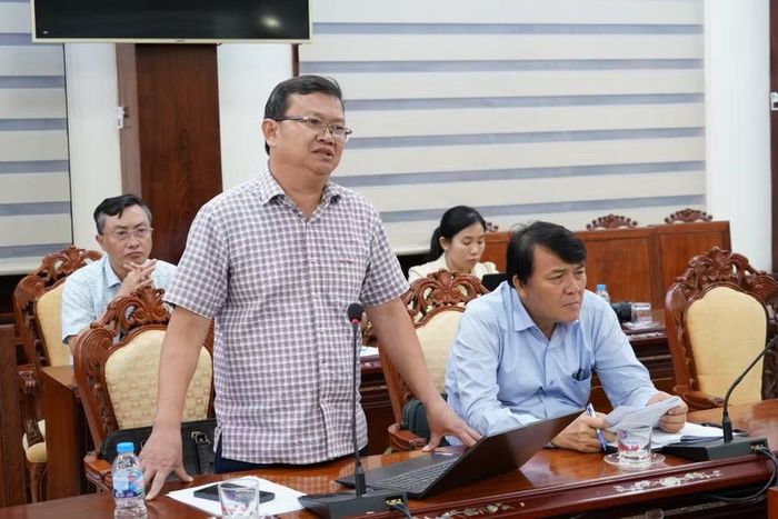 Lãnh đạo Sở Nông nghiệp và Môi trường báo cáo tình hình phối hợp GPMB dự án. Ảnh: N.H