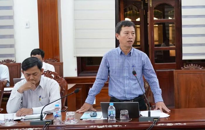 Lãnh đạo UBND phường An Nhơn báo cáo kết quả công tác GPMB và tái định cư tại địa phương. Ảnh: N.H