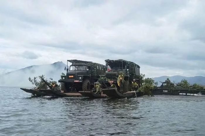 Huấn luyện bắc cầu phao vượt sông của Lữ đoàn Công binh 7. Ảnh: V.H