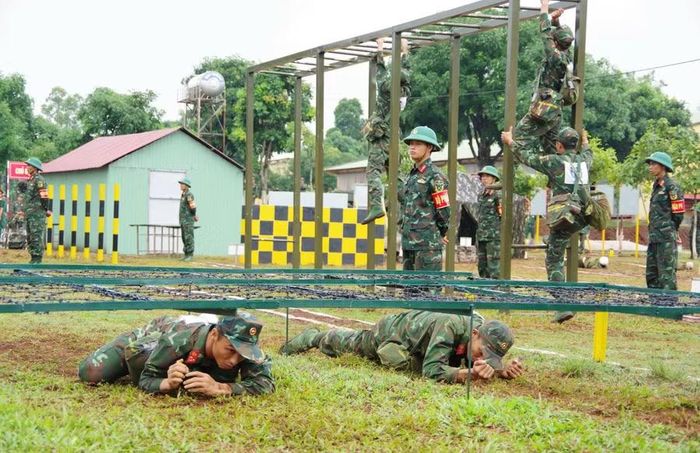 Huấn luyện vượt chướng ngại vật tại Lữ đoàn Công binh 7. Ảnh: V.H