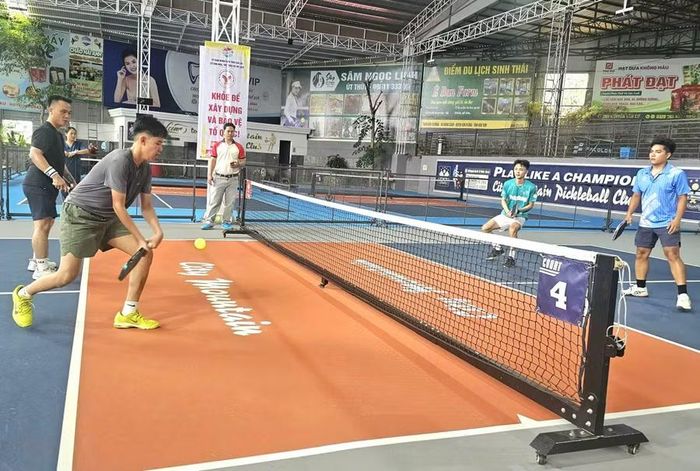Người dân Gia Lai tham gia thi đấu pickleball tại sân Pickleball City Mountain (phường Diên Hồng), góp phần lan tỏa phong trào thể dục thể thao quần chúng. Ảnh: R.H