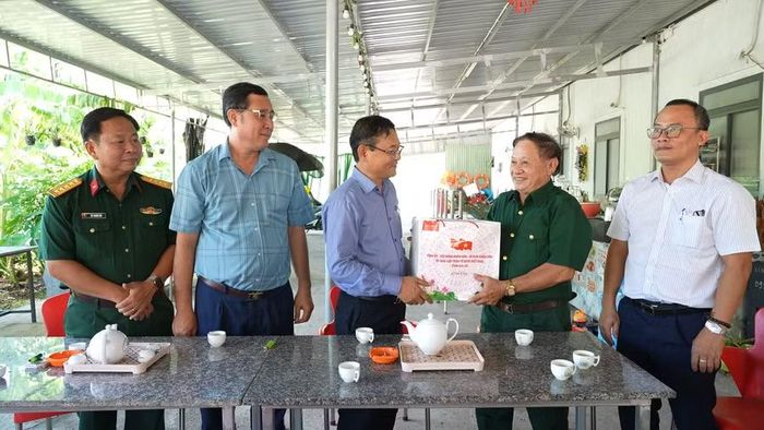  Phó Chủ tịch UBND tỉnh Nguyễn Tự Công Hoàng (thứ 3 từ trái sang) ân cần thăm hỏi, tặng quà cho thương binh Trần Nam Trung (phường Quy Nhơn Tây). Ảnh: Dũng Nhân 