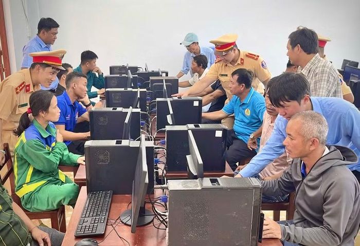  Công an tỉnh phối hợp với các cơ sở đào tạo miễn phí toàn bộ chi phí đào tạo, sát hạch và cấp GPLX mô tô cho hộ nghèo. Ảnh: M.P 
