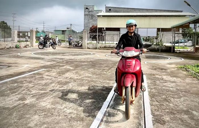  Chị Kpă Pin (làng Tok Roh, xã Chư Sê) luyện tập sa hình tại Trung tâm sát hạch lái xe Khánh Bảo để chuẩn bị cho kỳ sát hạch GPLX. Ảnh: Minh Phương 