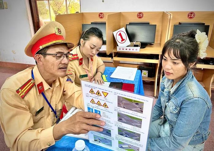  Lực lượng CSGT dùng hình ảnh trực quan hướng dẫn học viên nhận biết biển báo, mô phỏng các tình huống giao thông thực tế trước kỳ thi sát hạch GPLX hạng A1. Ảnh: M.P 