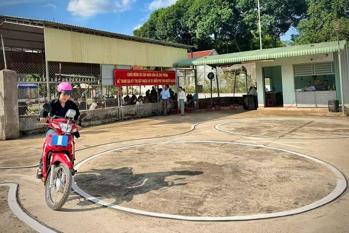  Học viên là hộ nghèo tham gia kỳ thi sát hạch, cấp GPLX miễn phí tại xã Chư Prông. Ảnh: M.P 