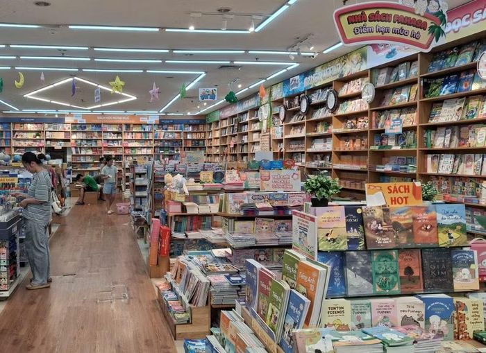  Rời điện thoại thông minh, các em dành thời gian đọc sách cũng là cách để tránh nhiều mối nguy từ mạng xã hội. Ảnh: Mai Lâm 