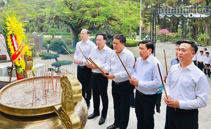 Thường trực Tỉnh ủy Khánh Hòa dâng hương Nghĩa trang Liệt sĩ quốc gia Trường Sơn.