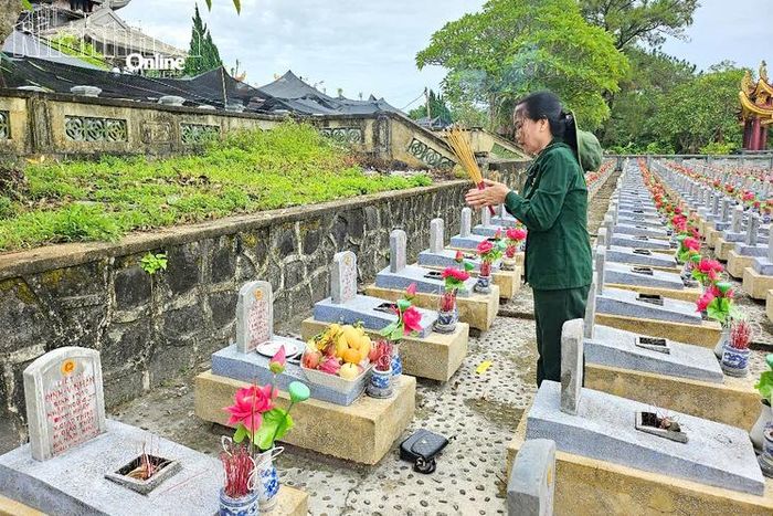 Dâng hương tri ân các anh hùng liệt sĩ ở Nghĩa trang liệt sĩ quốc gia Trường Sơn.