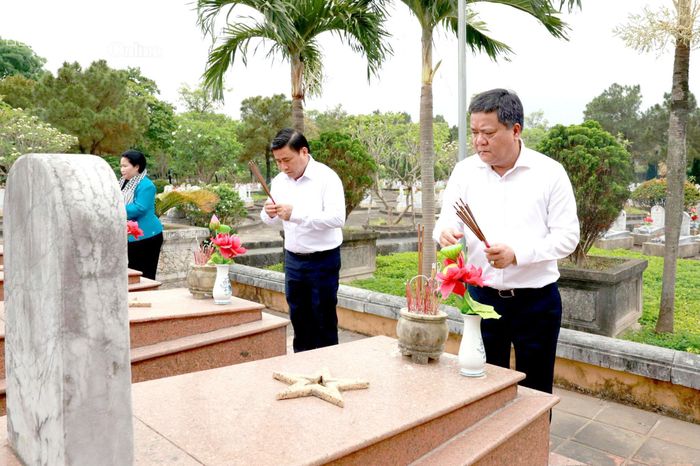 Lãnh đạo tỉnh dâng hương ở Nghĩa trang liệt sĩ quốc gia Đường 9.