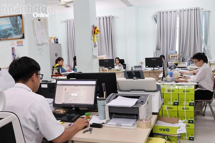 Chuyên viên Chi nhánh Văn phòng Đăng ký đất đai Nha Trang cập nhật dữ liệu đất đai.