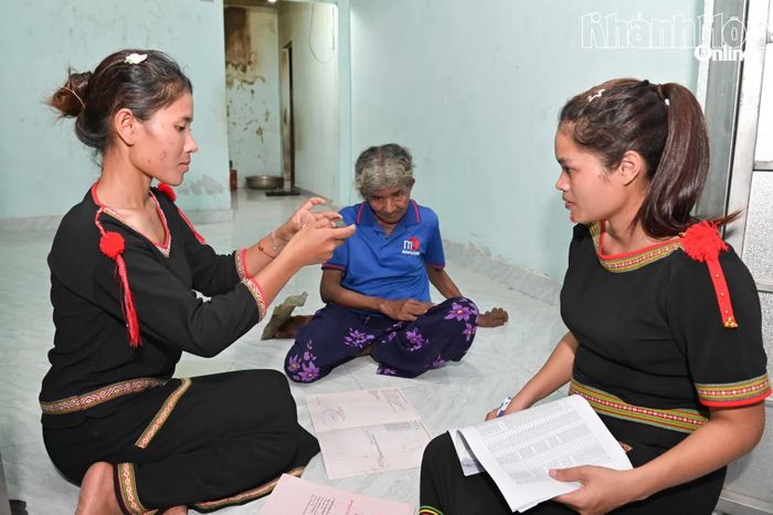 Chị Pi Năng Thị Rề En và Cao Thị Mỹ Dy đến "gõ cửa" từng nhà để thu thập dữ liệu.