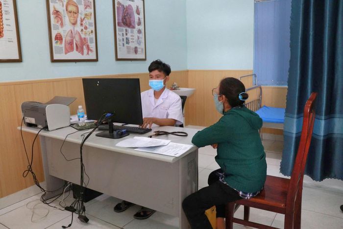 Hoạt động thăm khám cho Nhân dân tại Bệnh xá Lữ đoàn 101.