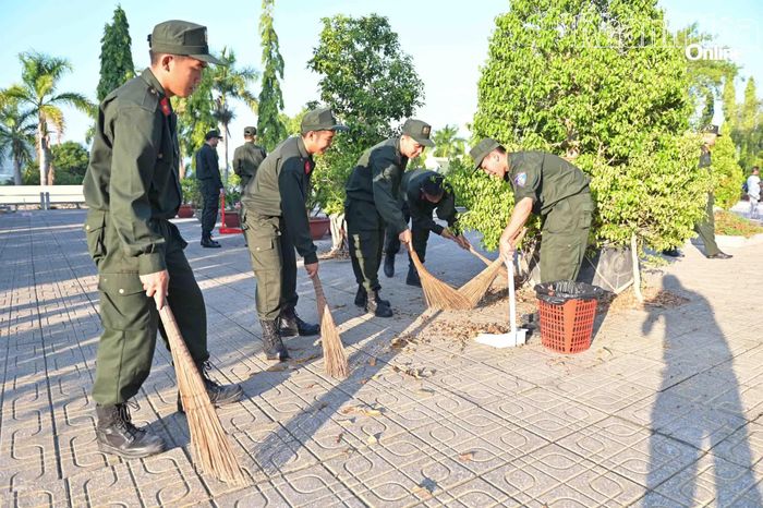 Cán bộ, chiến sĩ Tiểu đoàn 2, Trung đoàn Cảnh sát cơ động Nam Trung Bộ tham gia hoạt động.