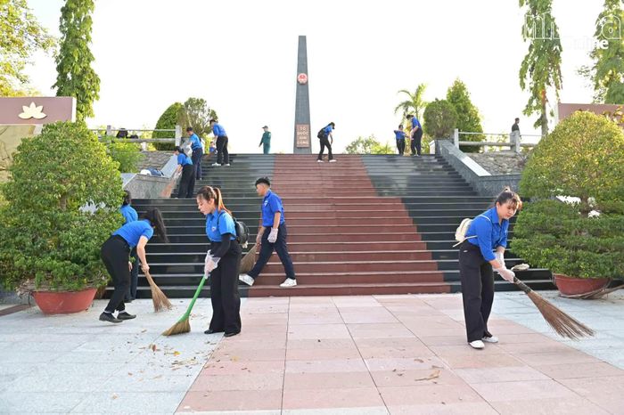 Đoàn viên, thanh niên phường Tây Nha Trang dọn vệ sinh lối đi chính của nghĩa trang.