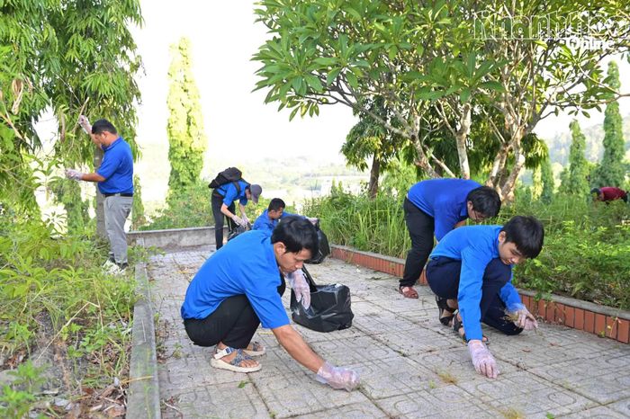 Đoàn viên, thanh niên vệ sinh các lối đi trong nghĩa trang liệt sĩ.