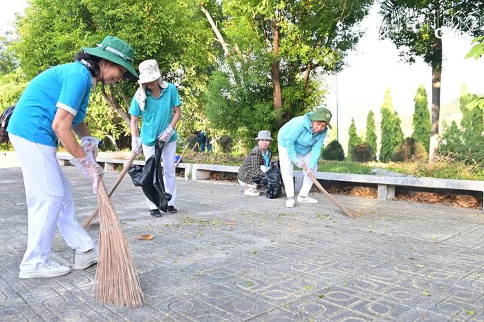 Hội viên phụ nữ phường tham gia hoạt động.
