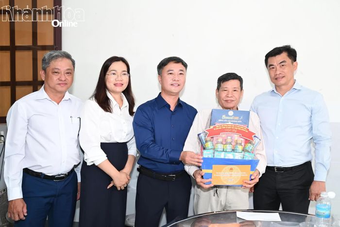 Chủ tịch UBND tỉnh Nguyễn Việt Hùng tặng quà cho ông Trương Quang Biết.