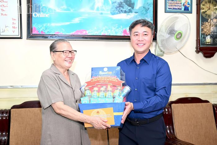 Chủ tịch UBND tỉnh Nguyễn Việt Hùng tặng quà cho bà Lê Thị Tuyết.
