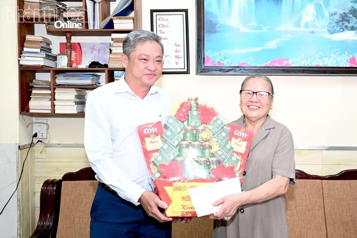 Lãnh đạo phường Tây Nha Trang tặng quà cho bà Lê Thị Tuyết.