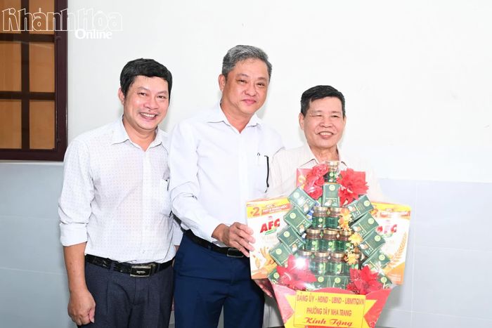 Lãnh đạo phường Tây Nha Trang tặng quà cho ông Trương Quang Biết.