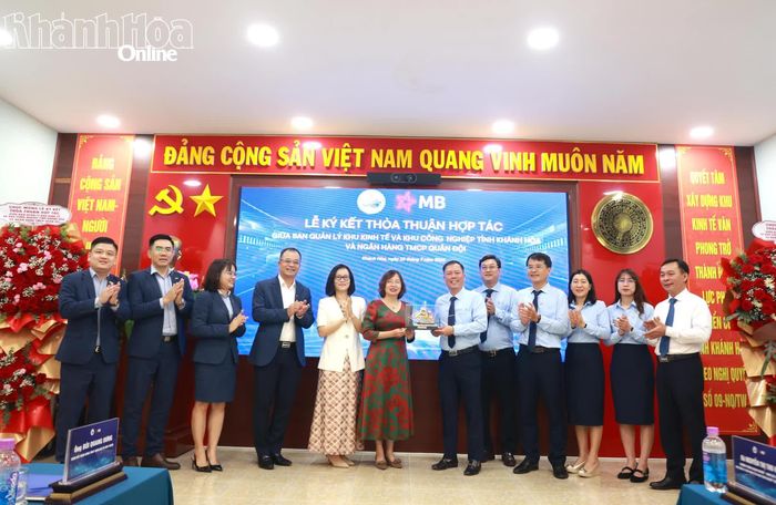 Ngân hàng TMCP Quân đội tặng quà lưu niệm cho Ban Quản lý Khu kinh tế và Khu công nghiệp tỉnh .