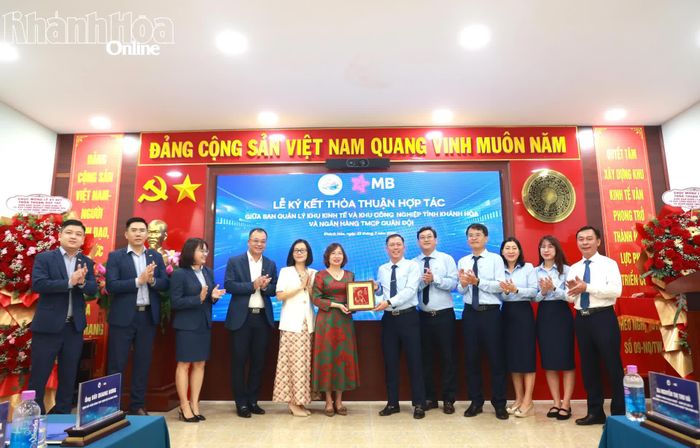Ban Quản lý Khu kinh tế và Khu công nghiệp tỉnh tặng quà lưu niệm cho Ngân hàng TMCP Quân đội.