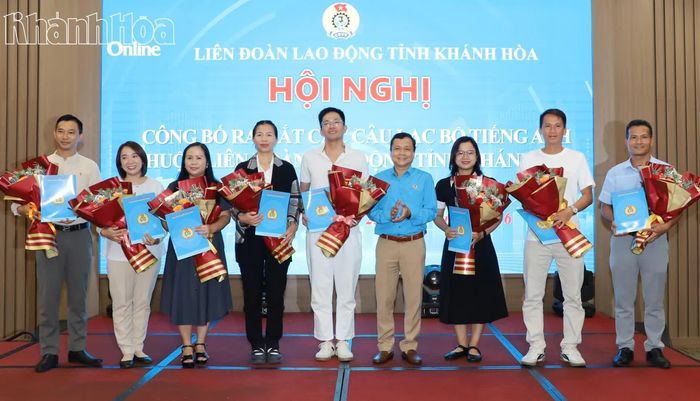 Lãnh đạo Liên đoàn Lao động tỉnh trao quyết định, tặng hoa chúc mừng các câu lạc bộ.