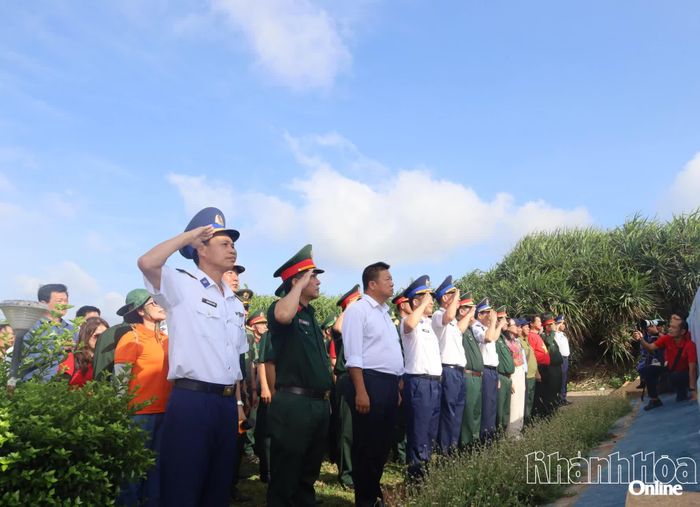 Các đại biểu dự Lễ chào cờ tại đặc khu Phú Quý.