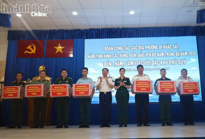 Đoàn công tác tặng quà cho các đơn vị lực lượng vũ trang đứng chân trên địa bàn đặc khu Phú Quý.