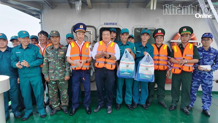 Đoàn đại biểu tỉnh Khánh Hòa tặng quà, động viên cán bộ, chiến sĩ Hải đội Dân quân thường trực.