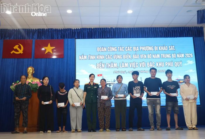 Đoàn công tác tặng quà cho các hội viên phụ nữ.
