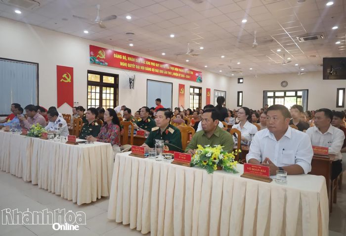 Các đại biểu dự buổi làm việc với cấp ủy, chính quyền đặc khu Phú Quý.
