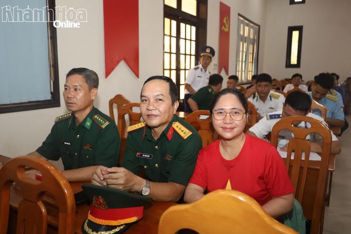 Các đại biểu tỉnh Khánh Hòa dự buổi làm việc với cấp ủy, chính quyền đặc khu Phú Quý.