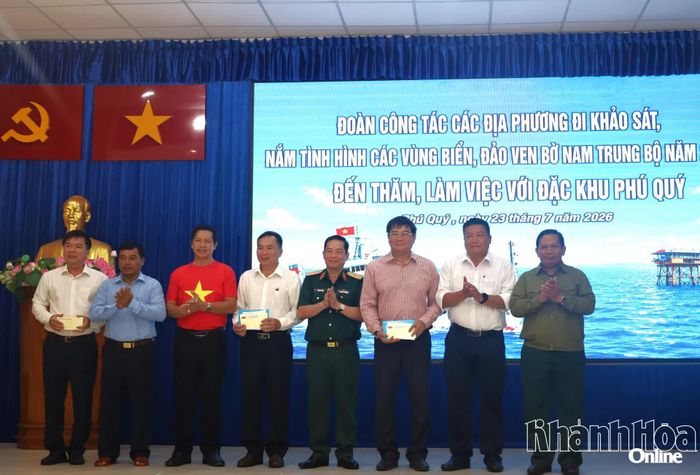 Đoàn đại biểu tỉnh Khánh Hòa tặng quà cho Đảng ủy, UBND đặc khu Phú Quý.