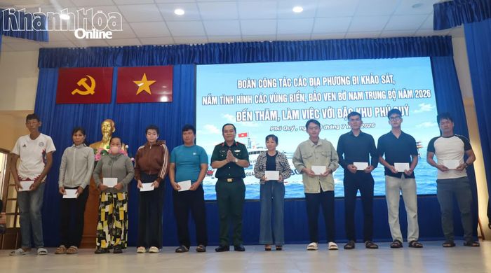 Đoàn đại biểu tỉnh Khánh Hòa tặng quà cho các gia đình chính sách.