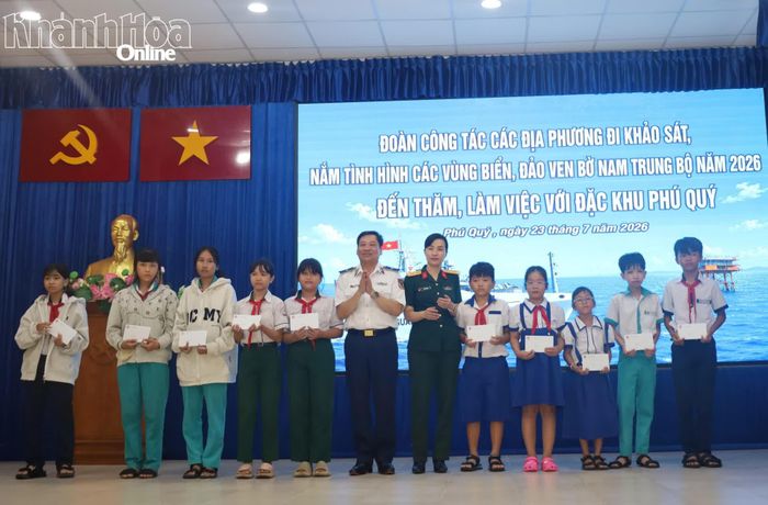 Đoàn công tác tặng quà cho các em học sinh.