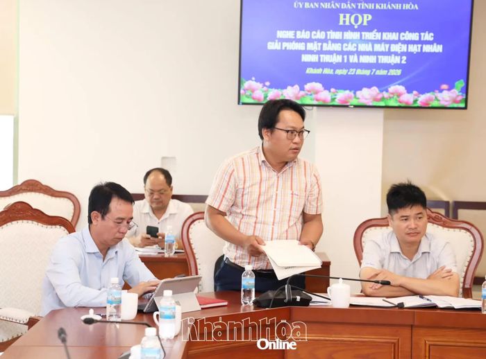 Lãnh đạo xã Phước Dinh báo cáo tiến độ dự án.