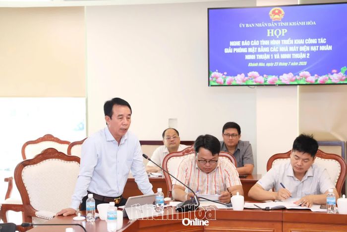 Lãnh đạo xã Vĩnh Hải báo cáo tiến độ dự án.